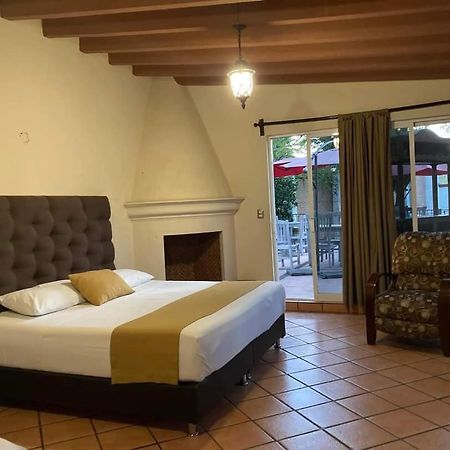 Hotel Maria Emilia Cuernavaca Аматитлан Экстерьер фото